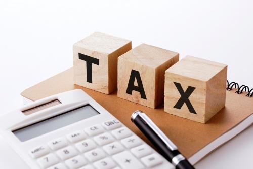 TAXと書かれたブロックと電卓