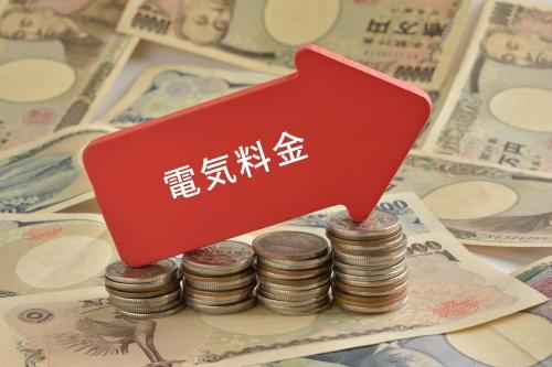 電気料金と書かれた矢印とお金