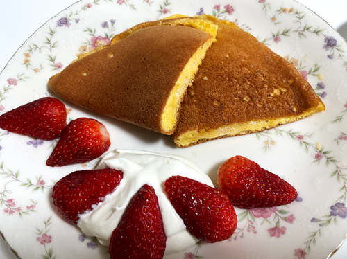 スフレパンケーキに苺を添えて