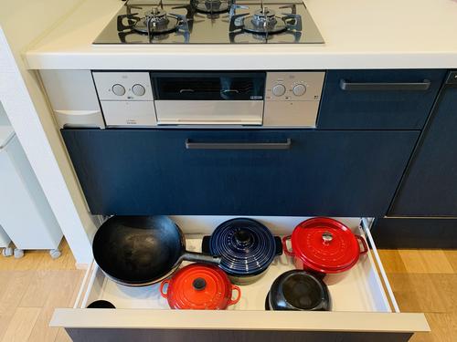 このアイディア、天才すぎ！重くてかさばるキッチン用品もスッキリ収納！使いやすさをプラスした【便利な収納術】とは