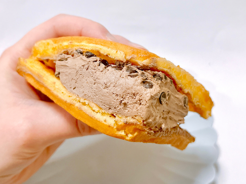 クリームがはみ出すボリューム感…（涙）【ファミマ】食べ応えバツグン♡ダブルチョコが贅沢なスイーツとは
