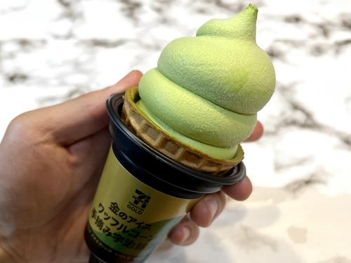 贅沢すぎてコンビニレベルじゃない！【セブン】大人気シリーズがリニューアル！どこ食べても幸福感♡『絶品スイーツ』を食べてみた