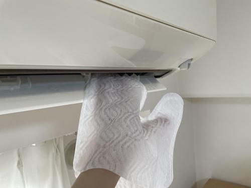 これは優秀アイテムすぎでしょ（涙）【ダイソー】掃除がしにくい場所も「サッとなでるだけ！」掃除がラクになる便利アイテムって？