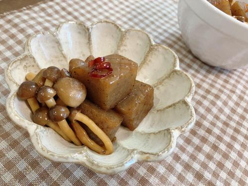 「こんにゃく」がこんなウマくなるの！？お弁当にもぴったりな『こんにゃくときのこのピリ辛炒め』の作り方