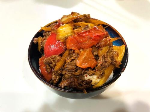 『スーパーの牛肉が驚くほどウマい！』夏にピッタリな「酸味」と「辛味」が効いた＜キムチと牛肉の炒め物＞の作り方！
