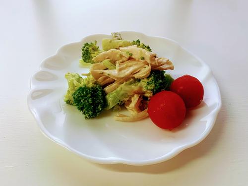 市販の「サラダチキン」で作る＜簡単サラダ＞がウマい！”栄養満点”な時短レシピを紹介！
