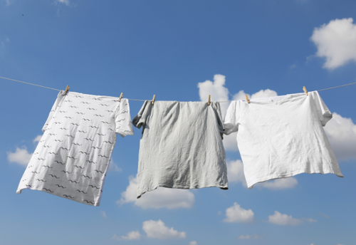 洗濯物の”速乾裏ワザ”、知らない人は損してます。→『干し方を変えるだけ』で差が出るテクニック4選