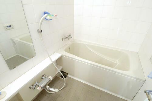 「お風呂の鏡」すぐ曇ってイライラ…→お風呂場にある『身近なアイテム』で解決できる！？今すぐ試したい＜裏ワザ＞