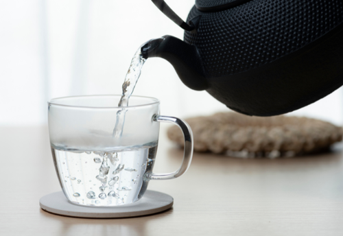 毎朝飲んでる「白湯」、実は逆効果だったかも…→意外と知らない”正しい方法”を紹介！