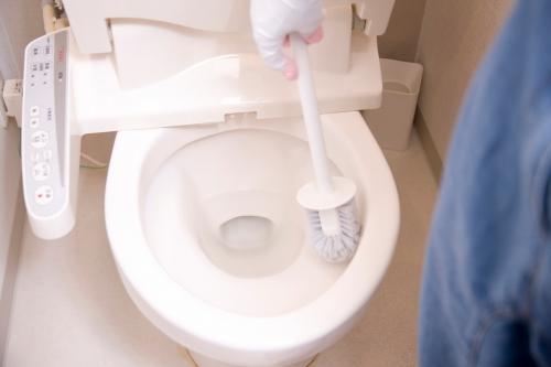 「トイレ掃除」がメンドクサイ…→身近にある”まさかのアイテム”を使うだけで！？超時短になる『掃除方法』を試して！！