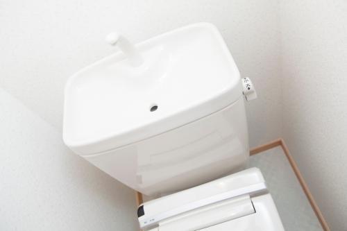 見逃しがちな『トイレの手洗い器』の汚れ、放置は絶対NG！→超簡単にピカピカにする「お掃除術」が優秀すぎるよ…