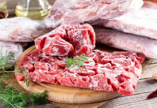 『冷凍した肉』食べると危険な特徴は…！？”食中毒の原因”になる『気を付けるべき』ポイント→意外と知らなかった…