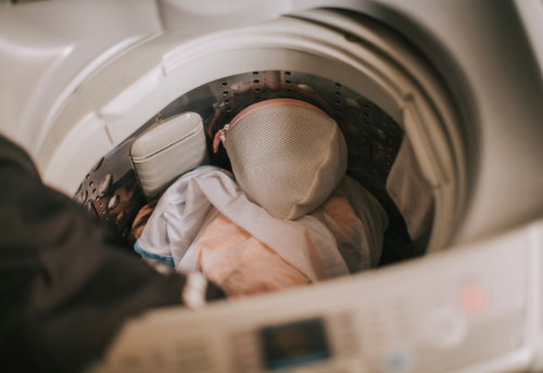 きれいに見えて【洗濯槽】の奥はカビだらけって知ってた？⇒月1の“浸け置きだけ”掃除でゴッソリ取れる＜簡単な掃除方法＞を紹介
