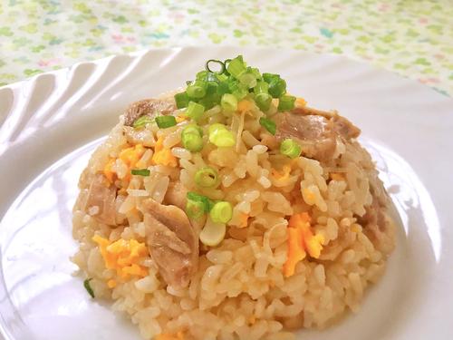 炊飯器に【具材】をポンッと入れるだけ！簡単なのに”パラパラ”の『チャーハン』が作れる神レシピ！