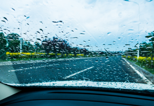 「雨の日になのに全然曇らない！？」車の”あるある悩み”を一発解決！今すぐできる＜簡単な裏ワザ＞とは