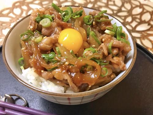 冷蔵庫に“豚こま肉”があるなら即決！⇒ピリ辛がたまらない＜スタミナ丼＞がウマすぎた…！