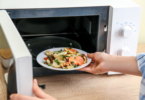 電子レンジを”使用した後”にすぐ閉めるのヤメテ！→意外な【デメリット】に…こんな影響があったんだ（汗）