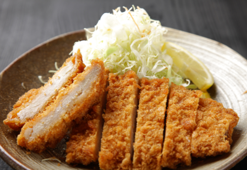 家で作る『とんかつ』は”少ない油”で超簡単！フライパンでサクッと仕上がる＜驚きのテク＞を伝授