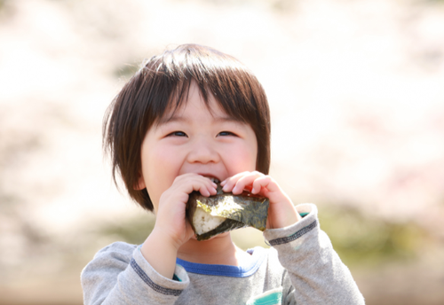 【ママ友の神対応】1歳の息子が、突然真っ青に！？「救急車！」母がパニックになると⇒ママ友の”冷静な行動”で…「本当に感謝しています」