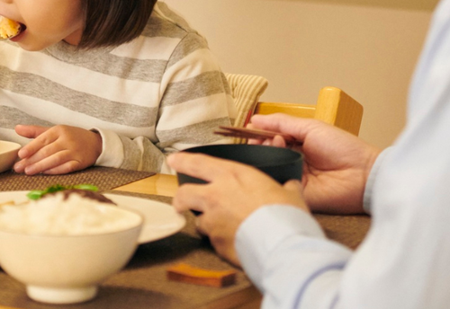 妻の手料理に…夫「味が薄い」「娘も食べないのはイヤイヤ期じゃなくて…」⇒しかし、夫の小言にキレた妻が”まさかの反撃”に！？