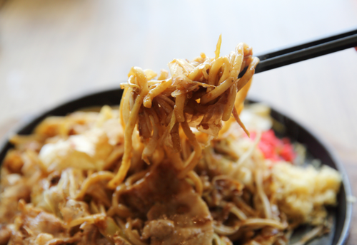 本当は教えたくない…！家で作る【焼きそば】が圧倒的にウマくなる＜秘密の隠し味4選＞を伝授