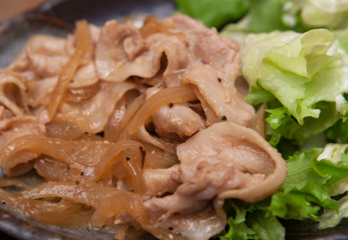  妻の作った『生姜焼き』に…夫「こうすると超ウマい」と衝撃の行動！？しかし、娘「ねぇパパ？」素直な一言でスカッと！