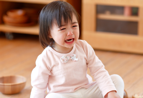 2歳の娘「ギャー！！」突然泣き叫び…！？振り返った母が“青ざめた理由”に…「申し訳ない気持ちでいっぱい」