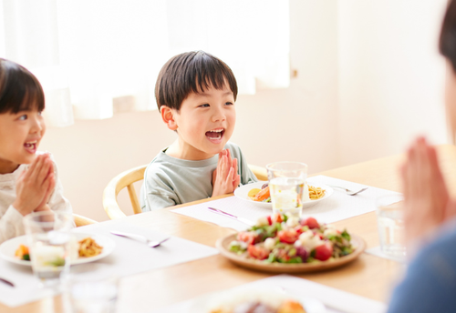 家族で食事中、小学生の息子が突然青ざめて！？⇒吐き出した”まさかのもの”に…「えっ？飲み込めないの！？」「今では笑い話です」