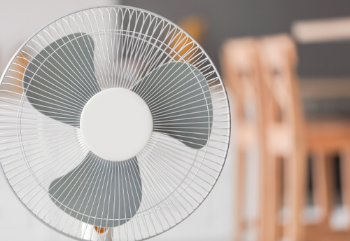 「扇風機」が気づいたらホコリだらけ…（汗）実は“身近なモノ”でホコリ対策できる＜驚きの裏ワザ＞を試して！