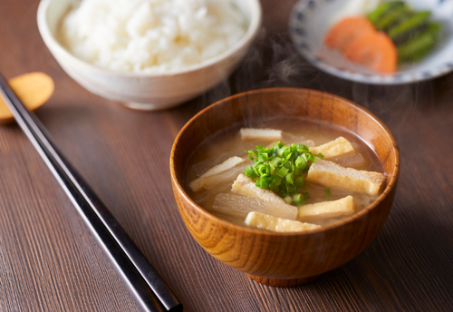 妻「味どうかな？」夫「う～ん…」手料理に上から目線の夫が”まさかの返答”で…妻が爆笑したワケは！？