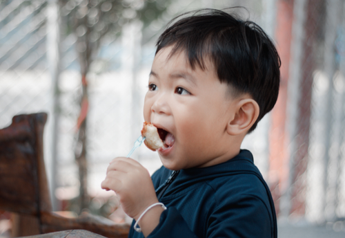 【2歳息子の大好物】毎日欲しがる食べ物で母に悲劇が！？”予想外すぎるトラブル”に「まさか…！？」と絶句