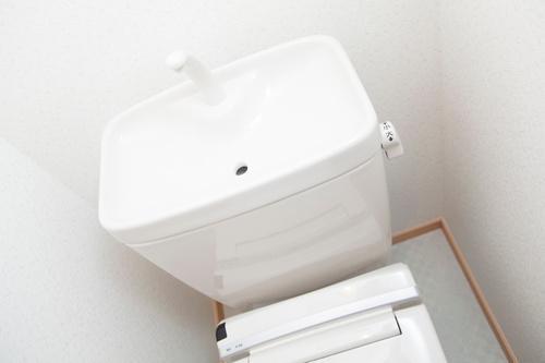 【トイレの手洗い器】の”水垢やホコリ”が簡単にキレイに！⇒「放置してたけど、すぐやるわ…」