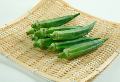 オクラの”うぶ毛”の処理、面倒だと思ってる？実は洗い物ゼロ＆超時短でできる【裏ワザ】を伝授！