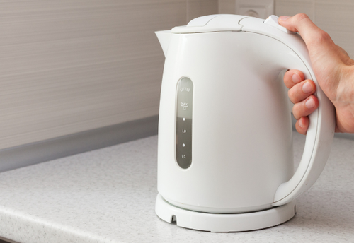 「電気ケトル」綺麗に見えて…水垢だらけ！？⇒実は意外と簡単にできる【掃除方法】で定期的にやって！