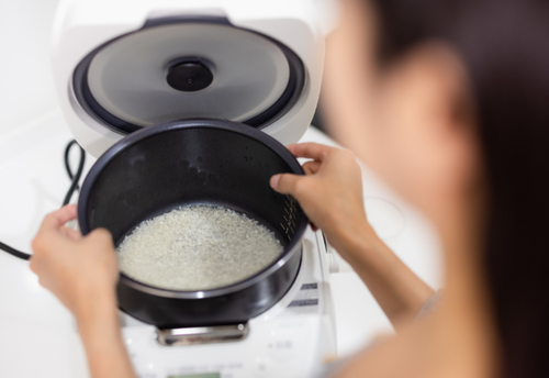 「炊飯器きれいに見えるけど…」実はカビだらけかも！？見落としがちな場所の”正しい掃除方法”を紹介