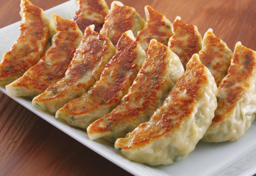 食卓の”冷凍餃子”に…夫「これ冷凍？母さんは手作りだった」しかし次の瞬間、息子から”まさかの一言”で妻がスカッと！？