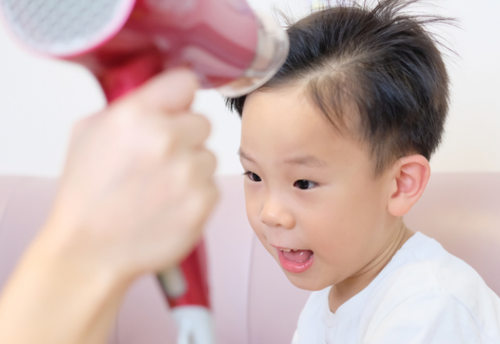 子どもの髪を乾かし中に突然異音！？⇒すると次の瞬間、私「なに！？」思わず青ざめた原因に…「本当に恐ろしかったです」