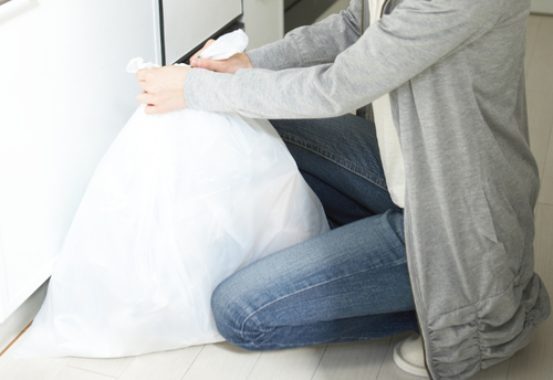 妻「痛っ！？」ゴミ捨て中に、突然手から血が…！？⇒犯人はまさかの”夫”で…「厳しく注意しました」