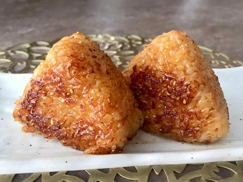 【簡単すぎ！】ごはんに混ぜるだけで超絶品！BBQでも大活躍する「焼きおにぎり」が”隠し味”で想像以上のウマさに…