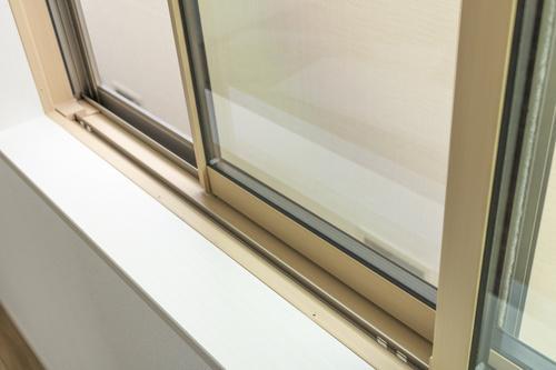 窓掃除に”雑巾”はいらない！？⇒驚くほど手軽にキレイになる【意外な裏ワザ】を徹底解説