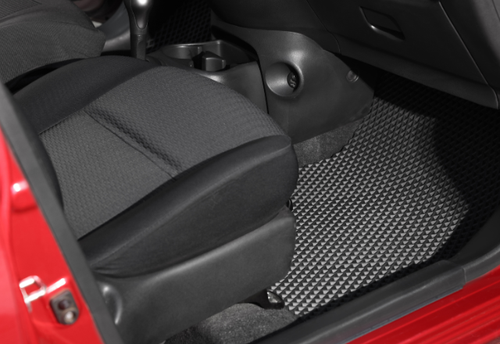 【車のフロアマット】の”砂や泥”がごっそり取れた！→もっと早く知りたかった…＜簡単リセットするコツ＞とは