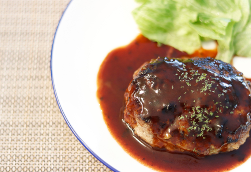 妻がハンバーグを作ると…夫「お袋に教わってこいよ！」と文句！？⇒しかし直後「え？あれは…」義母が”驚きの真実”を暴露で…妻「思わず笑いをこらえた」
