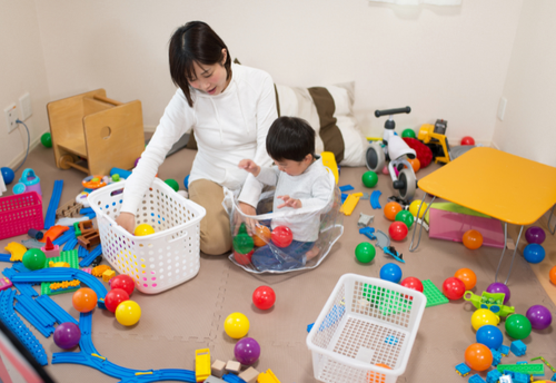 散らかる『子どものおもちゃ』がスッキリ片付く！？100均やカラボで作れる”神収納棚”を試して～！