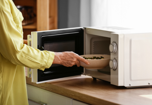 電子レンジの嫌なニオイ、消えないのはなぜ？⇒意外なNG習慣と簡単お手入れ法を教えます！