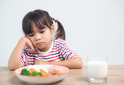 義実家で食事中に…3歳の娘が”ニンジン”をポイッ！⇒直後、義母から”嫌味”を覚悟していると…！？