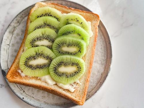 いつもの「トースト」に飽きたら…！”フルーツ×食パン”が休日の朝食にピッタリな＜贅沢レシピ＞を作ってみた