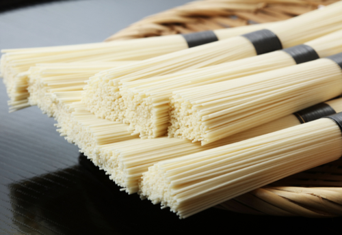 義実家で出された『そうめん』にビックリ!夫「うちでは昔からこの食べ方だよ!」⇒驚きの衝撃アレンジに…妻「え!?」