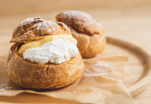 もう”シュークリーム”こぼれない！⇒知って得する【キレイに食べるコツ】を紹介