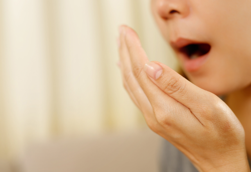 寝起きに口がクサい!?実は毎日やってた”悪習慣”が原因かも…(汗)今すぐできる【簡単な予防法】を紹介