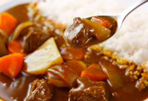 妻が『カレー』に添えた”まさかの付け合わせ”に…夫＆義母「嘘でしょ！？」と食文化の違いに驚愕！